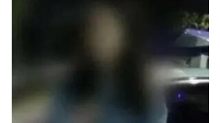 경찰의 범죄자 취급에 불쾌해하는 여성