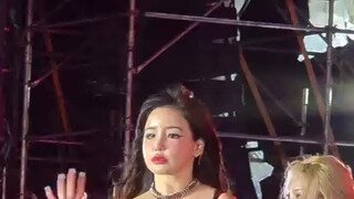 놀랐다는 반응 많은 2NE1 캄보디아 무대
