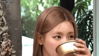 방송 중 막걸리 마신 여돌 얼굴 변화;gif