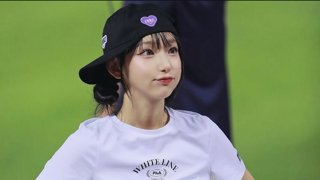 졸업 기념 학사모 던지는 여대생