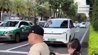 아빠 휠체어를 미는 아이