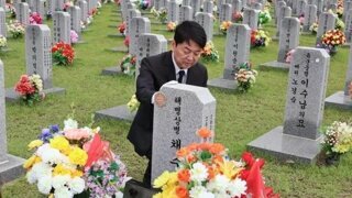 누가 묘지를 뒤에서 쓰다듬냐