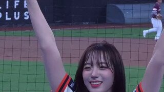 4년 만에 LG 응원하는 한화 하지원 치어리더
