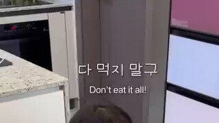 딸 : 아빠 한입만 먹어.mp4...