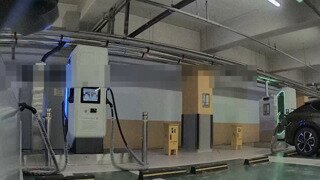 충전중인 전기차 케이블 일부러 밟고 가는 딸피충