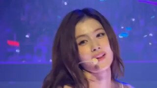 입술 메이크업 받는 사나 (트와이스)
