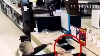 아이한테서 태블릿 뺏어간 매장 직원