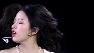 아이브 안유진 시원한 각선미를 드러낸 블루카펫