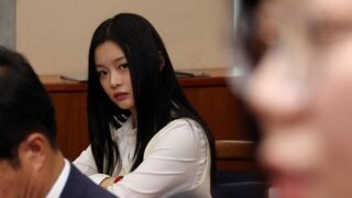 뉴진스.'기른 엄마는 쫓겨났고 폭력행사 남편은 돌아오라'라는 입장.