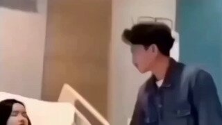 여친 병문안 온 남자친구
