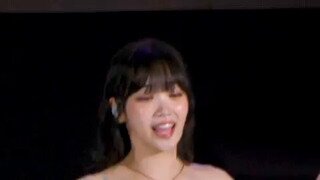 스트레칭하는 검정 핫팬츠 르세라핌 김채원