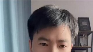 눈 감고 큐브 맞추는 사람