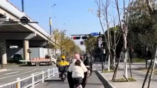 뒤에 타고 있던 아이가 사라졌어요