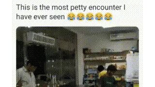 진상손님 카운터치기.gif