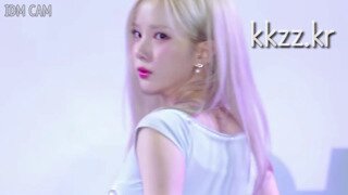 비비지 은하 검정 민소매 위에 입은 흰 민소매