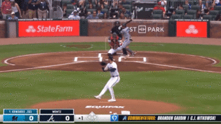 MLB] 메이저리그 최초 여성 주심의 역사적인 첫 콜 결과는...gif