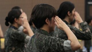 군 병력 45만 급감에 따른 '여군 확대' 추진.