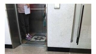 남동생이 복도 바닥에 드러누운 이유
