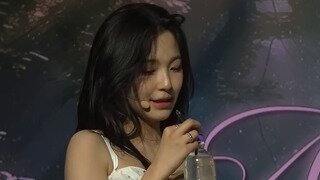 팬들한테 젤리 던져주다 경호원 맞혀버린 프로미스나인 백지헌