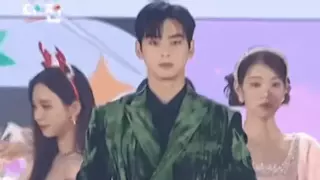 장원영, 차은우, 카리나 한꺼번에...gif