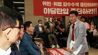한길이 장동혁 지지하고 몇 발걸음 지나 김문수 앞에 무릎 꿇고 - 가짜 뉴스 아님