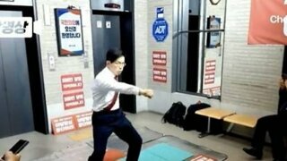 김문수, 농성 중 다리 찢고 주먹 지르고