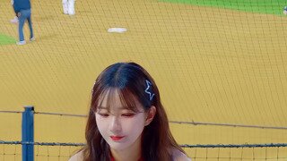 응원하다가 물총 쏘는 김진아 치어리더