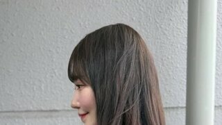 L컵 여자의 측면 모습