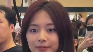 가운데가 뚫린 청바지 트와이스 쯔위