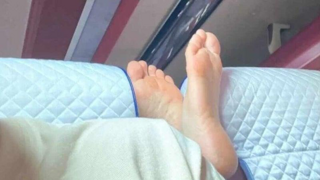고속버스 뒷자리 여성 고객이 맨발을 앞좌석에 턱 하고....