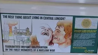 런던 지하철 광고 근황.jpg
