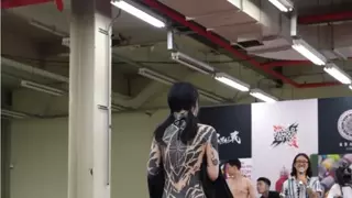 여성의 몸을 보며 탐내는 남성.jpg