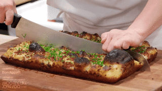 이탈리안 소시지와 차이브가 올라간 포카치아.