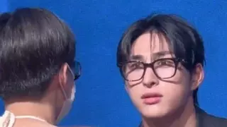남자 아이돌 팬미팅 당황 눈빛