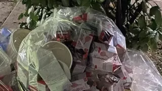 이태원 어느 클럽 앞 쓰레기 봉투